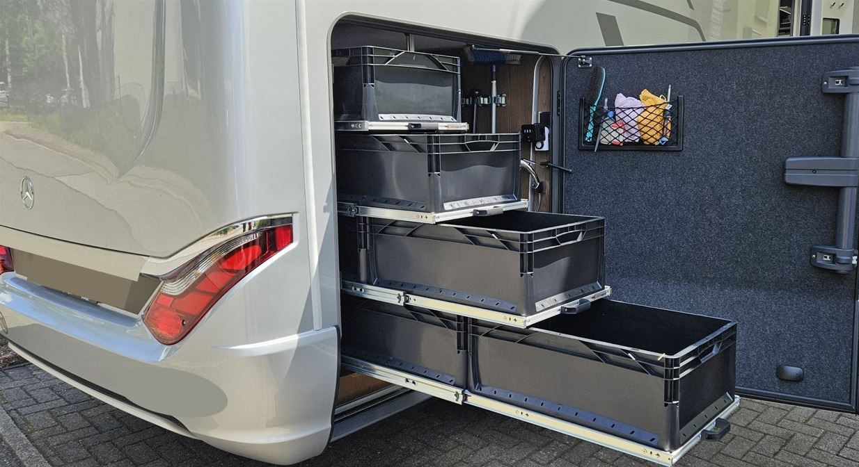 VOBI Regalsystem in einer Wohnmobil-Heckgarage